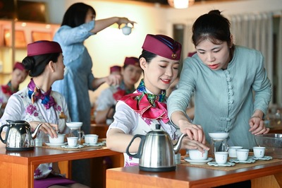 重庆:动车乘务员礼仪培训迎“五一”