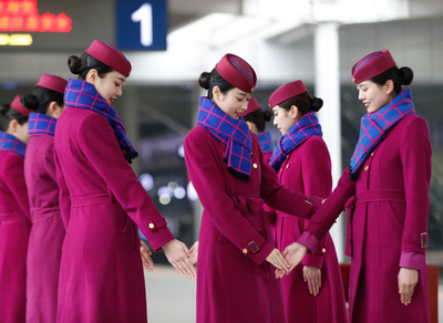 重庆:高铁乘务员培训迎春运