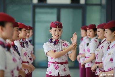 重庆“动姐”礼仪培训备战铁路调图 蹲姿微笑培训一丝不苟