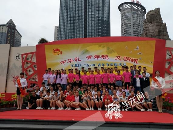 重庆市艺才技工学校在观音桥演绎古礼 获千名群众围观点赞