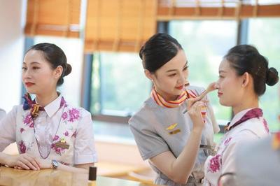 重庆:"空姐""动姐"携手开展服务礼仪培训备战暑运