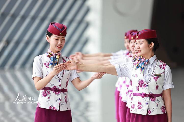 重庆:高铁乘务员开展服务礼仪培训