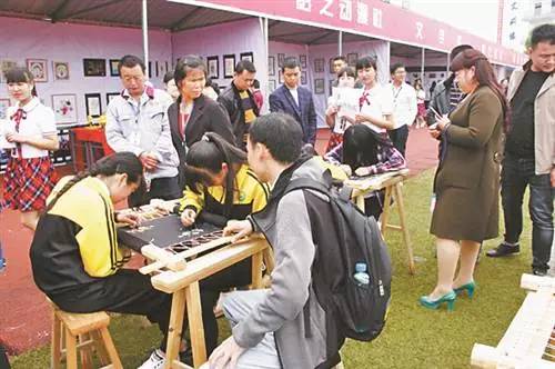 热点 重庆日报专版报道秀山职教中心办学成果