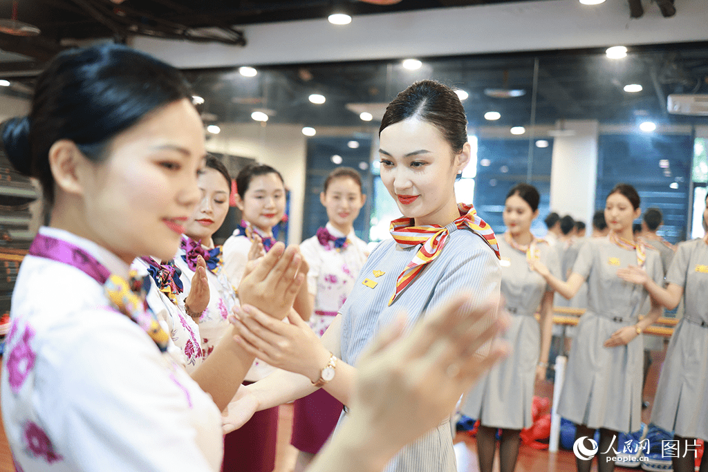 重庆:"空姐""动姐" 携手开展服务礼仪培训备战暑运_频道_表述_方面