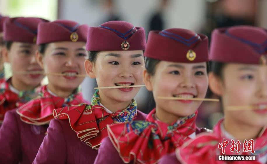 重庆"动妹"礼仪培训 咬筷子练微笑