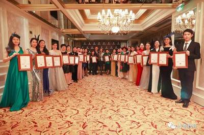 她为重庆打开一扇世界礼仪修养的大门